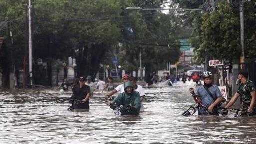 ارتفاع حصيلة ضحايا فيضانات إندونيسيا لـ 883 شخص