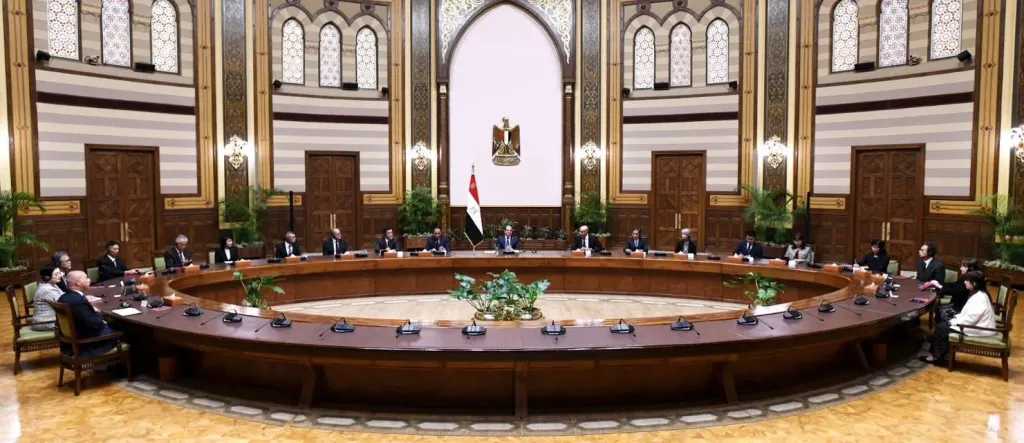 السيسي: تذليل أية عقبات لضمان نجاح مشروع المدارس اليابانية في مصر