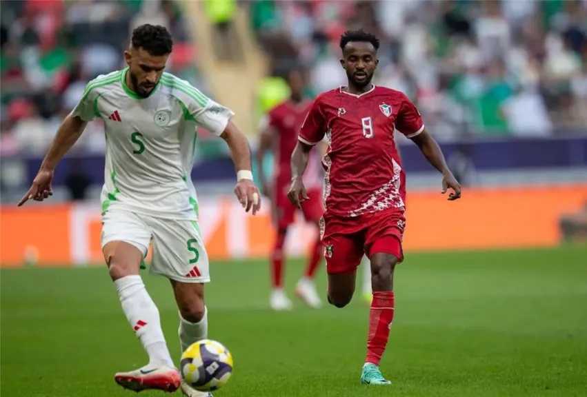 الجزائر تكتسح البحرين بخماسية وتتصدّر مجموعتها في كأس العرب 2025