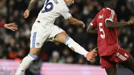 تحت أنظار محمد صلاح، ليفربول يتعادل سلبيا أمام... تحت أنظار محمد صلاح، ليفربول يتعادل سلبيا أمام ليدز بالشوط الأول