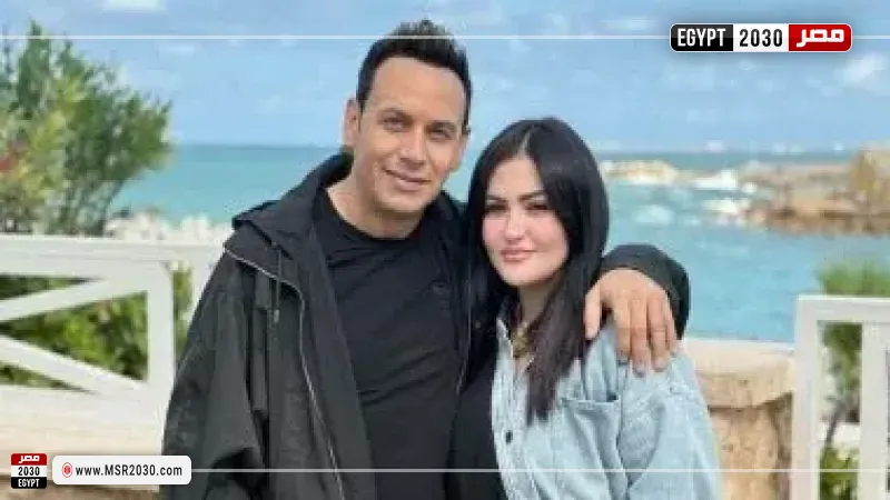 مصطفى قمر وزوجته 