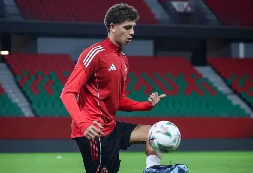 أشرف بن عياد يعلن انتقال حمزة عبد الكريم من الأهلي إلى برشلونة