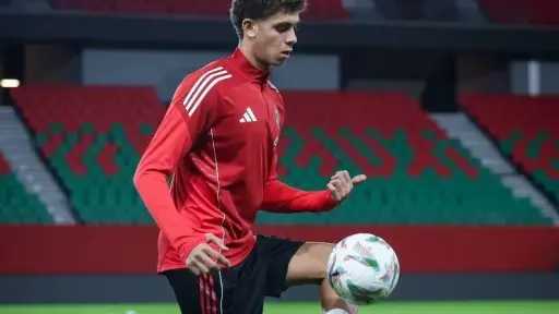 أشرف بن عياد يعلن انتقال حمزة عبد الكريم من الأهلي إلى برشلونة