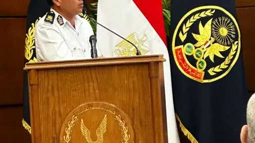 كسر ماسورة يتسبب في كثافات مرورية بالبحر الأعظم... كسر ماسورة يتسبب في كثافات مرورية بالبحر الأعظم أمام القرية الفرعونية