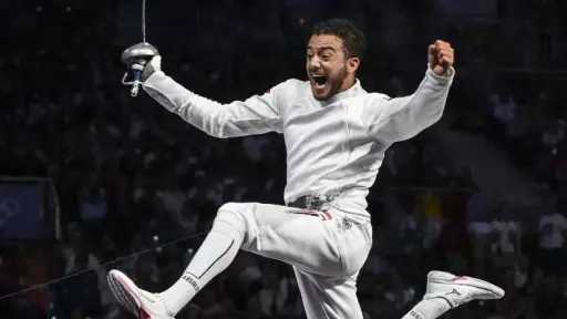 وزير الشباب والرياضة يهنئ البطل الأولمبي محمد السيد... وزير الشباب والرياضة يهنئ البطل الأولمبي محمد السيد بعد تتويجه بذهبية كأس العالم لسلاح الإيبيه