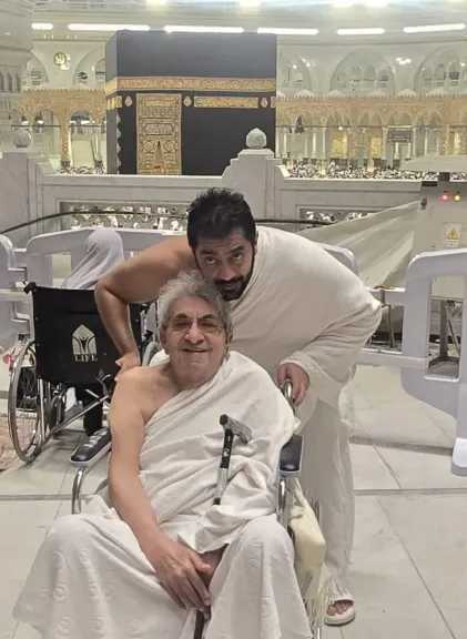 أحمد فلوكس يصطحب والده فاروق فلوكس لأداء مناسك العمرة في مشهد مؤثر