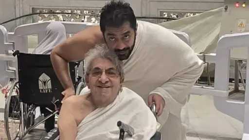 أحمد فلوكس يصطحب والده فاروق فلوكس لأداء مناسك... أحمد فلوكس يصطحب والده فاروق فلوكس لأداء مناسك العمرة في مشهد مؤثر