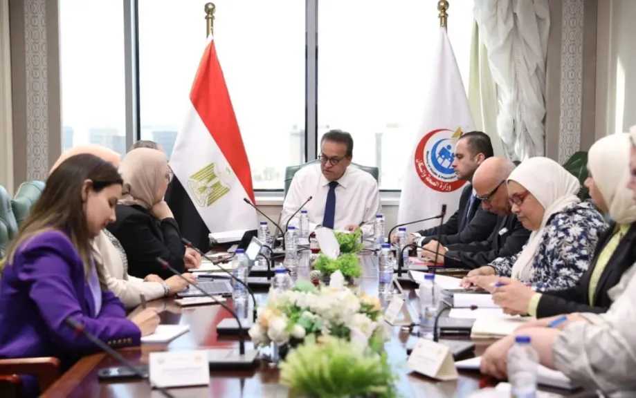 وزير الصحة يترأس اجتماع رفيع المستوى لاستعراض وتطوير محور التنمية البشرية