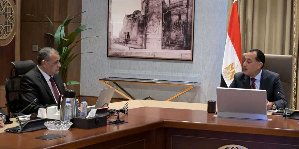 رئيس الوزراء يتابع مع وزير الدولة للإنتاج الحربي ملفات عمل الوزارة