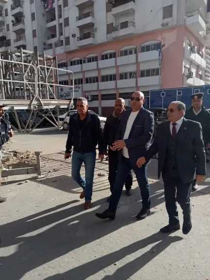 محافظ بورسعيد يتابع ميدانيًا بدء أعمال التطوير بشارعي الحميدي والتجاري بحي العرب والمناخ