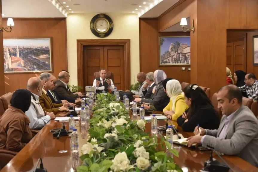 محافظ بورسعيد يتابع سير العمل بإدارات الديوان العام