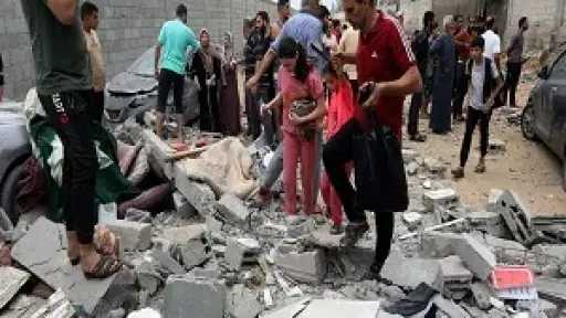 أصوات الانفجارات لا تتوقف.. الاحتلال يفتح نيران رشاشاته... أصوات الانفجارات لا تتوقف.. الاحتلال يفتح نيران رشاشاته على دير البلح في غزة