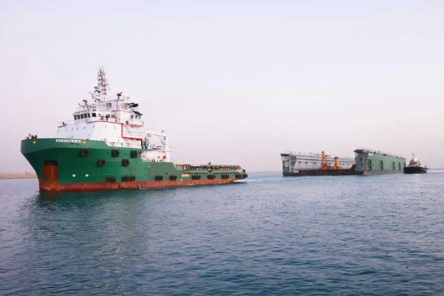 استغرق يوما كاملا و5 قاطرات بحرية.. عبور الحوض العائم جرين دوكس 3 من قناة السويس