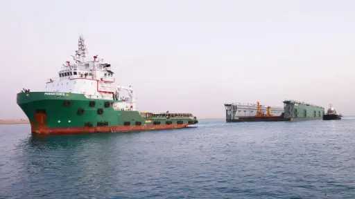 استغرق يوما كاملا و5 قاطرات بحرية.. عبور الحوض... استغرق يوما كاملا و5 قاطرات بحرية.. عبور الحوض العائم جرين دوكس 3 من قناة السويس