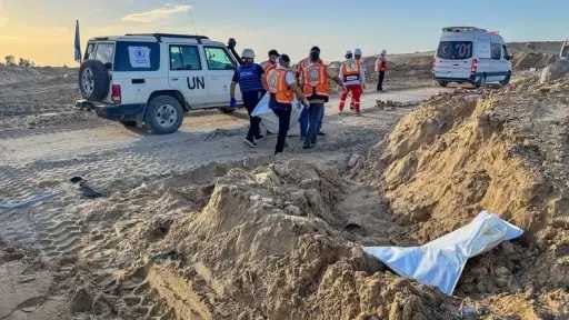 مركز حقوقي: عصابة مسلحة مدعومة إسرئيليا أعدمت فلسطينيين... مركز حقوقي: عصابة مسلحة مدعومة إسرئيليا أعدمت فلسطينيين ميدانيا جنوبي غزة