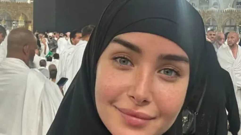 هنا الزاهد تشارك لحظات عمرتها وتهنئ هدى المفتي بعيد ميلادها