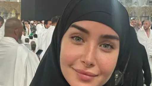 هنا الزاهد تشارك لحظات عمرتها وتهنئ هدى المفتي... هنا الزاهد تشارك لحظات عمرتها وتهنئ هدى المفتي بعيد ميلادها