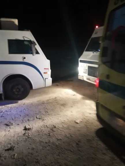 إصابة 3 أشخاص في تصادم سيارة نقل أموال مع لودر حفر بأسيوط