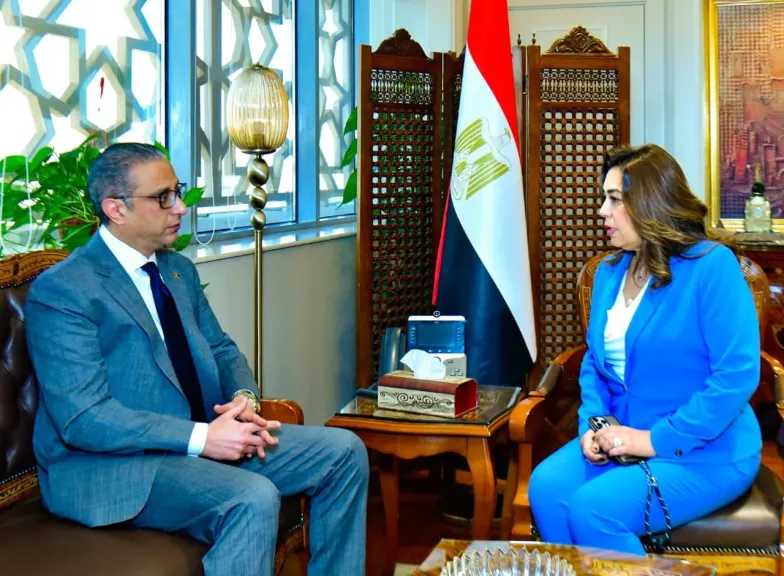 منال عوض تناقش مع محافظ الفيوم آخر مستجدات لجنة إعادة التوازن البيئي ببحيرة قارون