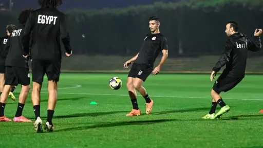 محمد شريف يكشف سر لقطة ما بعد المباراة... محمد شريف يكشف سر لقطة ما بعد المباراة مع حلمي طولان