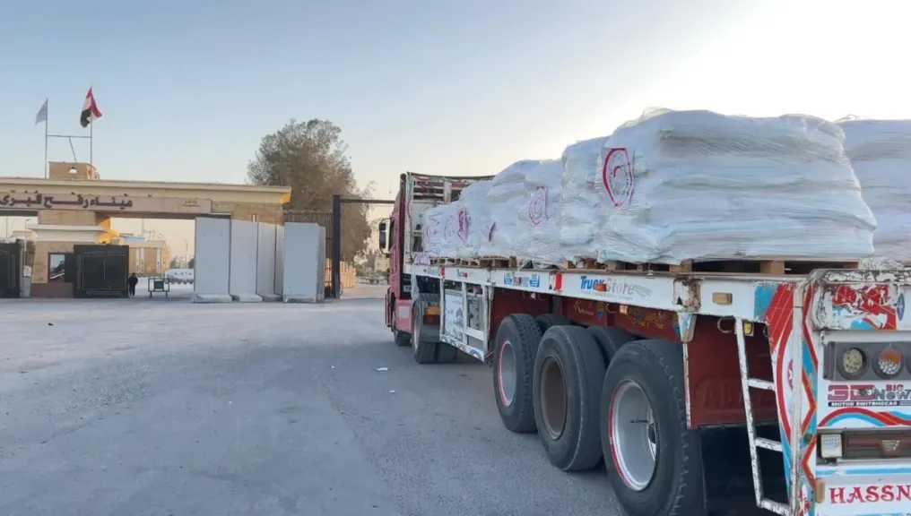 قافلة «زاد العزة» الـ89 تدخل إلى الفلسطينيين بقطاع غزة