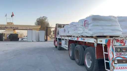 قافلة «زاد العزة» الـ89 تدخل إلى الفلسطينيين بقطاع... قافلة «زاد العزة» الـ89 تدخل إلى الفلسطينيين بقطاع غزة