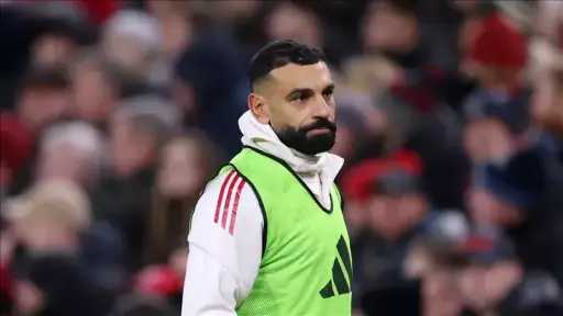 أزمة صلاح وقلق ليفربول: هل يجامل سلوت لاعبيه الهولنديين على حساب النجم المصري؟