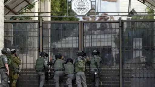 الاحتلال يقتحم حرم جامعة القدس الاحتلال يقتحم حرم جامعة القدس