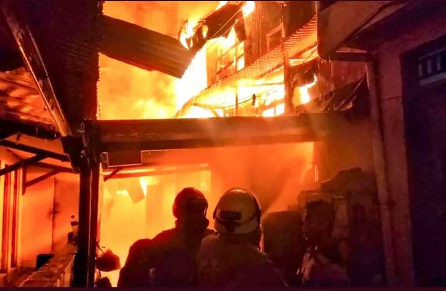 إندونيسيا.. مصرع 17 شخصا في حريق داخل مبنى سكني