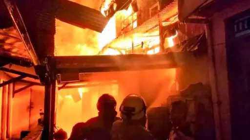 إندونيسيا.. مصرع 17 شخصا في حريق داخل مبنى... إندونيسيا.. مصرع 17 شخصا في حريق داخل مبنى سكني