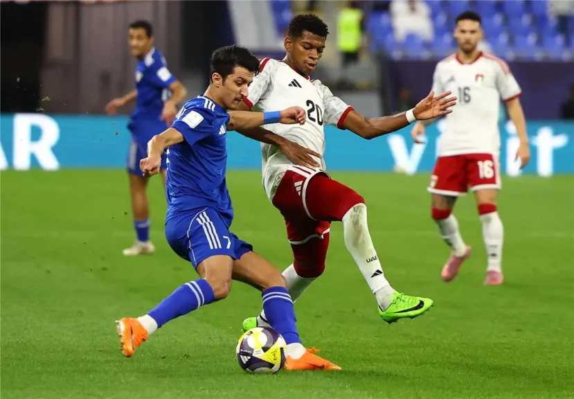 الإمارات تهزم الكويت بثلاثية وتخطف بطاقة التأهل لربع نهائي كأس العرب 2025