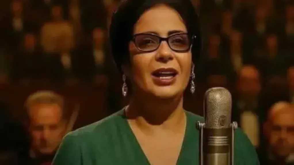 برج خليفة يتزين بصورة منى زكي احتفالًا بعرض فيلم الست