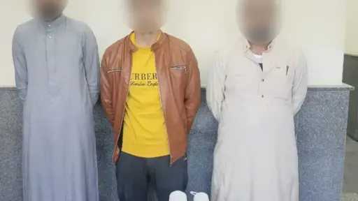 ضبط 3 أشخاص حاولوا تثبيت لافتة دعاية انتخابية... ضبط 3 أشخاص حاولوا تثبيت لافتة دعاية انتخابية بمحيط لجنة في حوش عيسى