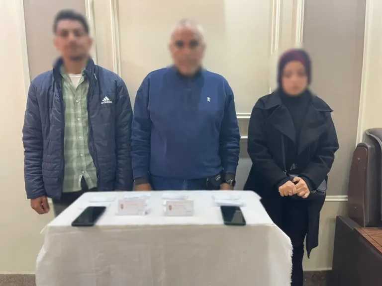 ضبط 3 أشخاص يوزعون دعاية انتخابية قرب لجنة بمحافظة المنيا