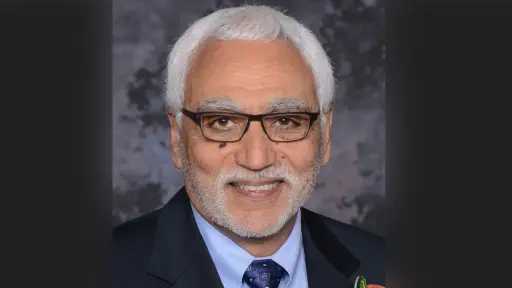 المصري عباس الجمل يفوز بجائزة نوابغ العرب عن... المصري عباس الجمل يفوز بجائزة نوابغ العرب عن فئة الهندسة والتكنولوجيا لعام 2025