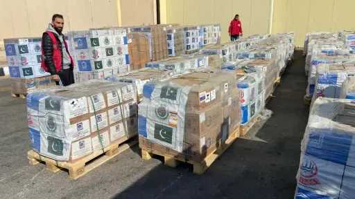 وصول الشحنة السابعة من المساعدات الباكستانية لغزة إلى... وصول الشحنة السابعة من المساعدات الباكستانية لغزة إلى مطار العريش