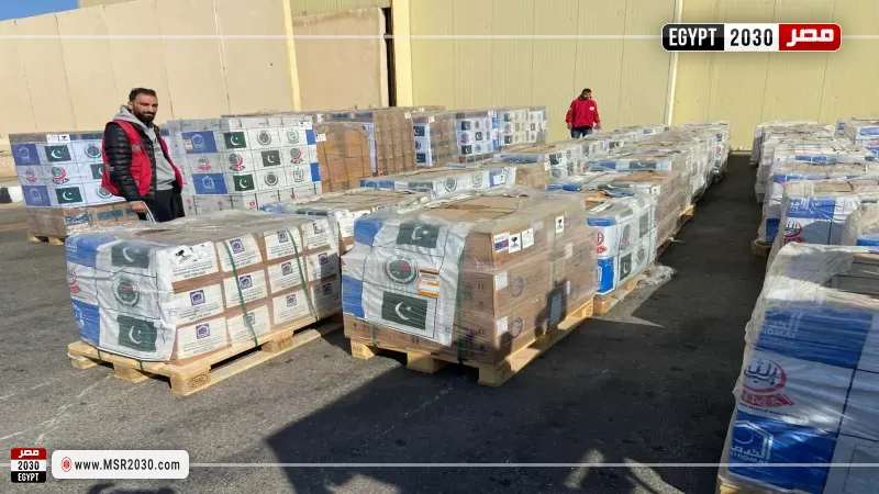 وصول الشحنة السابعة من المساعدات الباكستانية لغزة إلى مطار العريش