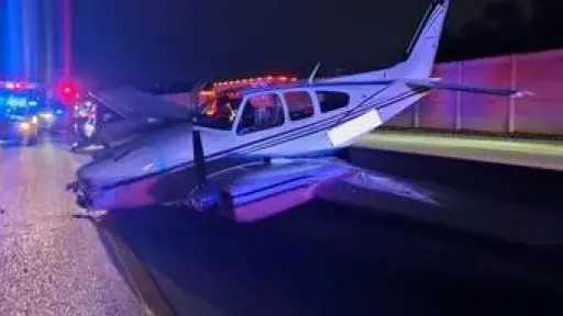 مشاهد تحبس الأنفاس.. هبوط طائرة فوق سيارة على... مشاهد تحبس الأنفاس.. هبوط طائرة فوق سيارة على طريق سريع في فلوريدا