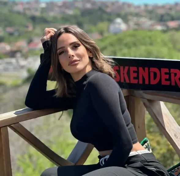 ليه التبني حرام؟..إيمان العاصي تثير التساؤلات على السوشيال ميديا