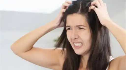 بمكونات طبيعية.. تخلص من قشرة الشعر بمكونات طبيعية.. تخلص من قشرة الشعر