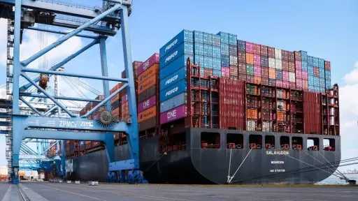 تداول 27 سفينة للحاويات والبضائع العامة بميناء دمياط... تداول 27 سفينة للحاويات والبضائع العامة بميناء دمياط خلال 24 ساعة