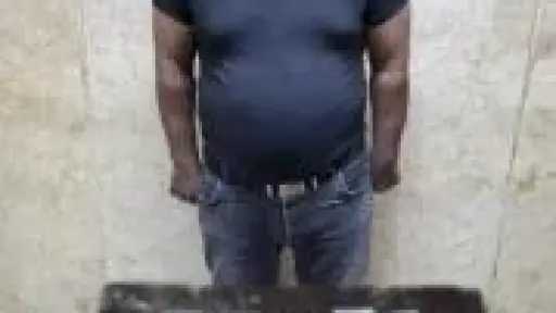 ضبط شخص بالأقصر لتوزيعه كروت دعاية انتخابية على... ضبط شخص بالأقصر لتوزيعه كروت دعاية انتخابية على الناخبين