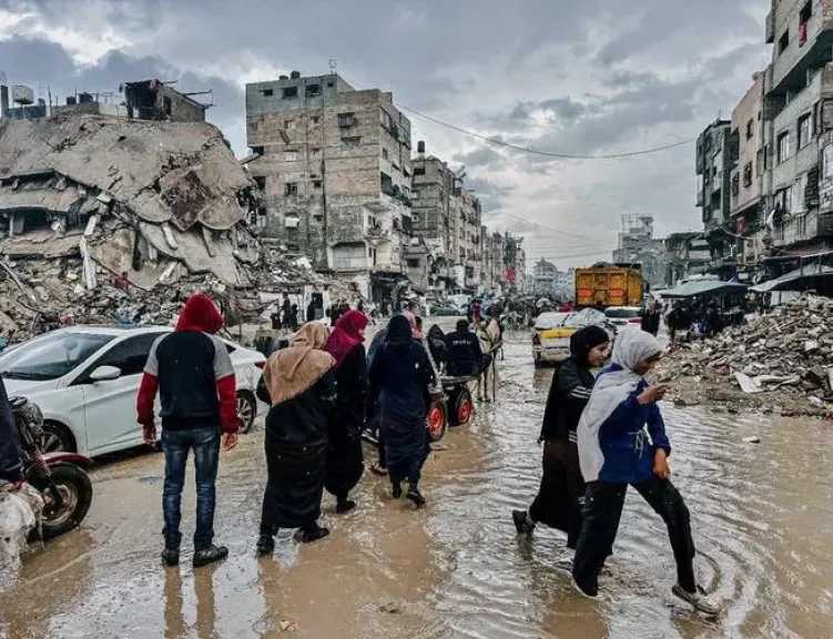 غزة تغرق تحت الأمطار.. الأونروا والدفاع المدني يطلقان نداءات عاجلة: القطاع سيشهد آثارا كارثية اليوم