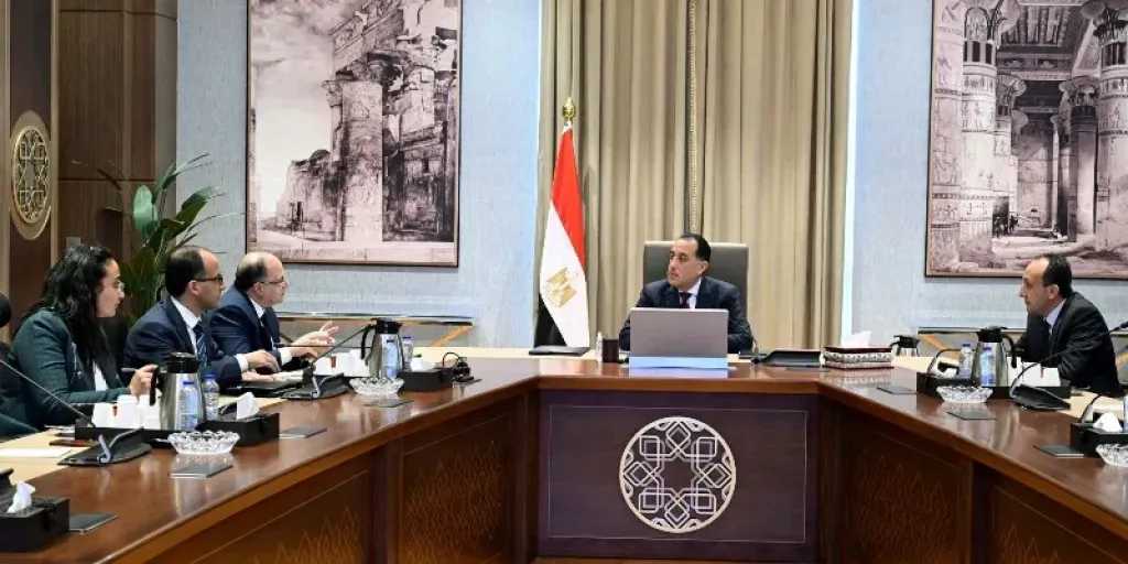 رئيس الوزراء يلتقي رئيس هيئة الدواء المصرية لاستعراض مشروع التتبع الدوائي الوطني