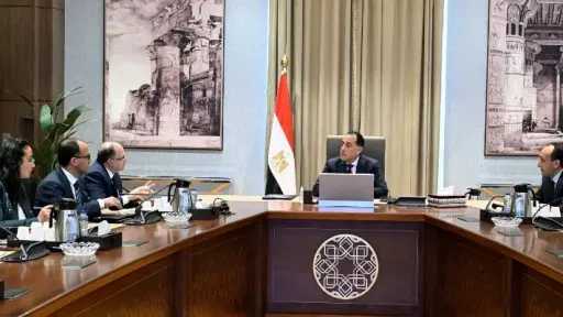 رئيس الوزراء يلتقي رئيس هيئة الدواء المصرية لاستعراض... رئيس الوزراء يلتقي رئيس هيئة الدواء المصرية لاستعراض مشروع التتبع الدوائي الوطني