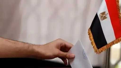 ضبط شخصا يوزع أموالا بمحيط لجان صدفا