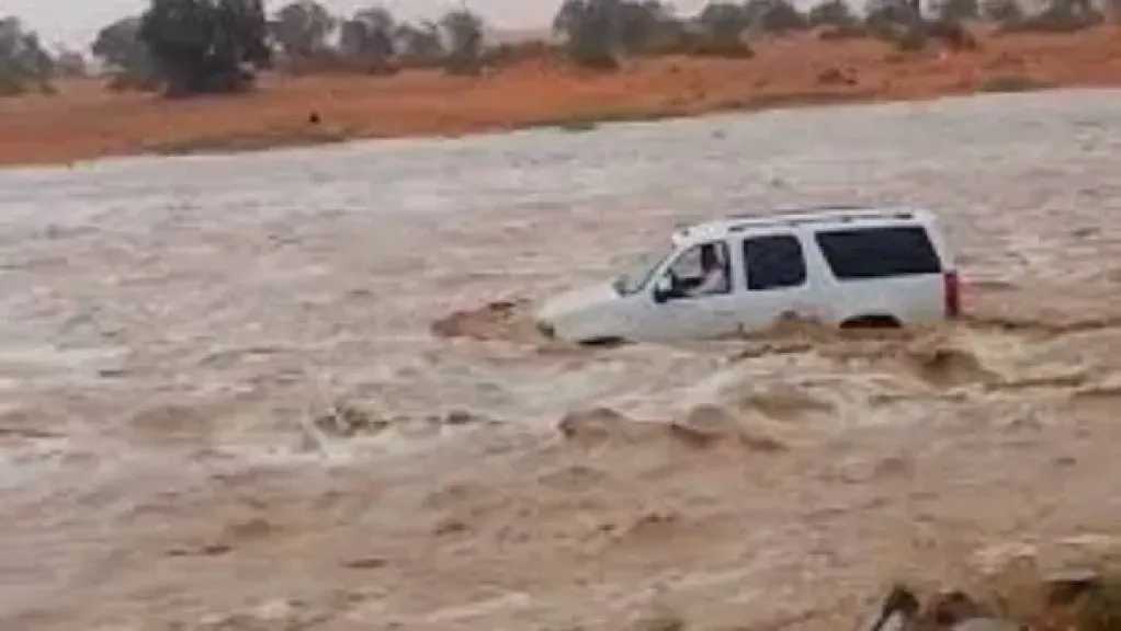 سعوديون ينقذون مقيما مصريا علق داخل سيارته وسط السيول الجارفة في حائل