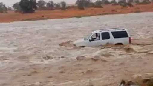 سعوديون ينقذون مقيما مصريا علق داخل سيارته وسط... سعوديون ينقذون مقيما مصريا علق داخل سيارته وسط السيول الجارفة في حائل