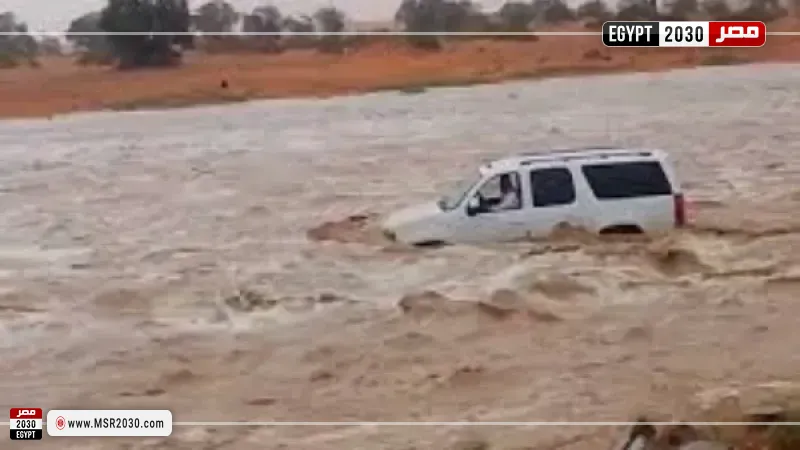 سعوديون ينقذون مقيما مصريا علق داخل سيارته وسط السيول الجارفة في حائل