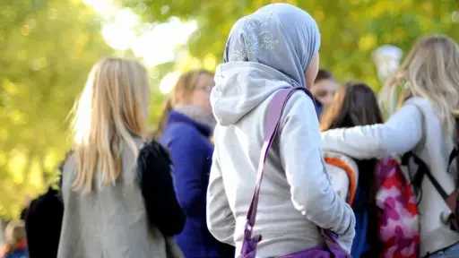 النمسا تتبنى قانونا يحظر ارتداء الحجاب للفتيات دون... النمسا تتبنى قانونا يحظر ارتداء الحجاب للفتيات دون سن 14 عاما في المدارس